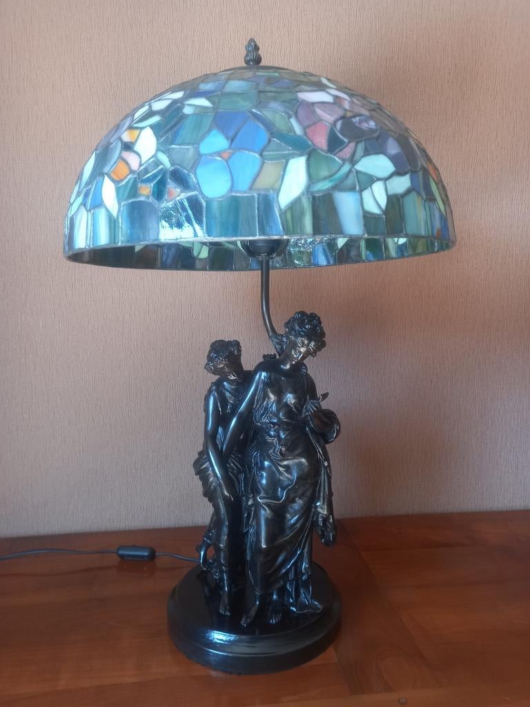 Lampe Tiffany sur une double statue en bronze., Maison & Meubles, Lampes | Lampes de table, Comme neuf, 50 à 75 cm, Enlèvement