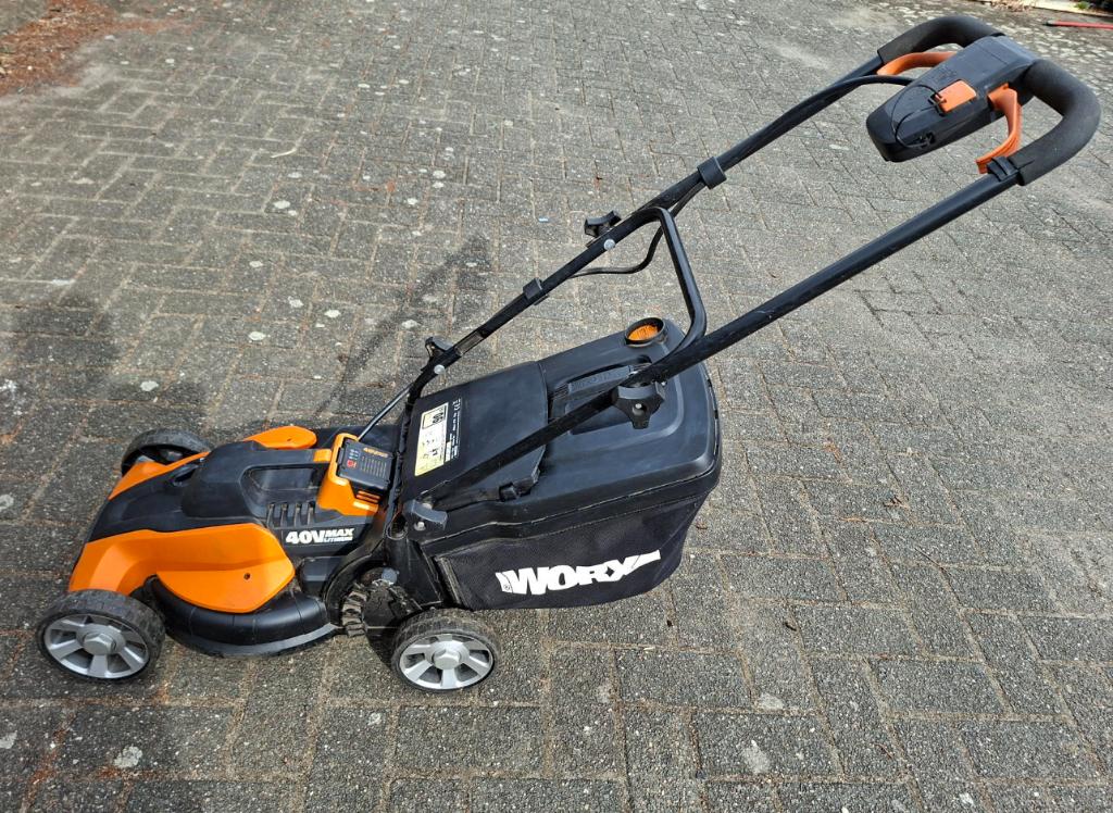 WORX  BATTRIJ GRASMAAIER met 2 Batterijen, Cirkelmaaier, Versnellingen, Ophalen of Verzenden, Zo goed als nieuw