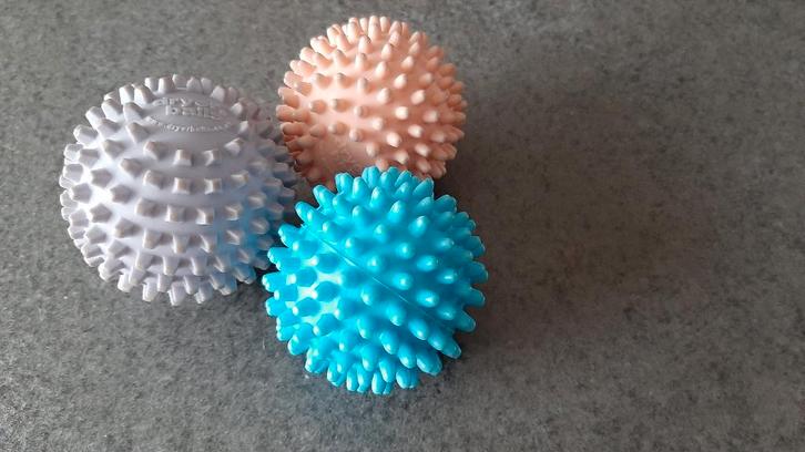 Te koop: Set van drie wasdrogerballen voor in de droogkast., Tuin en Terras, Droogmolens en Wasrekken, Zo goed als nieuw, Droogmolen