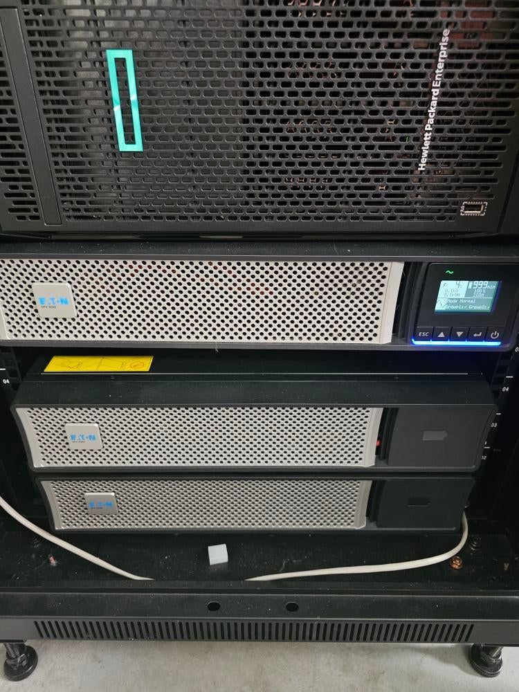 UPS Eaton 5PX 3000i RT2U G2 (sous garantie) + 3EBM72V!, Computers en Software, Noodvoedingen (UPS), Ophalen, Zo goed als nieuw