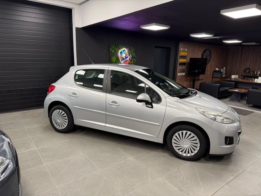 PEUGEOT 207 BENZINE 2012 NIEUW STAAT, Bluetooth, Euro 5, Zwart, Bedrijf