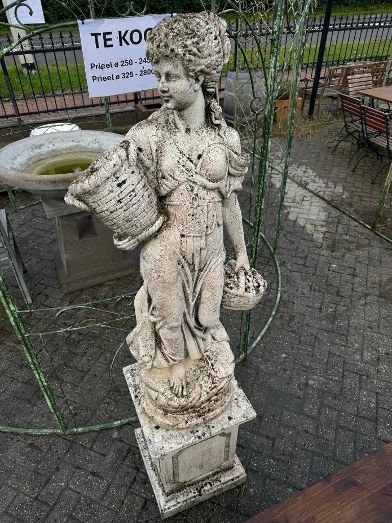 Tuinbeeld bloemenmeisje op sokkel - 200 cm hoog marmergruis, Antiek en Kunst, Curiosa en Brocante, Ophalen