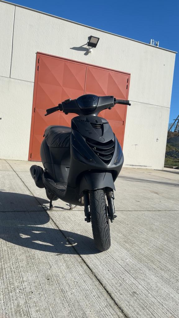 Matt zwarte piaggo zip, Fietsen en Brommers, Scooters | Piaggio, Ophalen, Gebruikt, Zip, Klasse A (25 km/u)