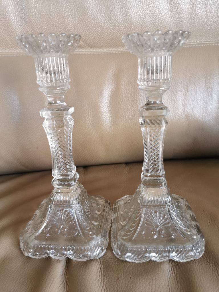 Deux magnifiques chandeliers anciens en verre pressé., Antiquités & Art, Enlèvement ou Envoi