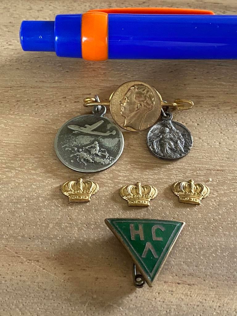 Lot 4 insignes, Ophalen of Verzenden