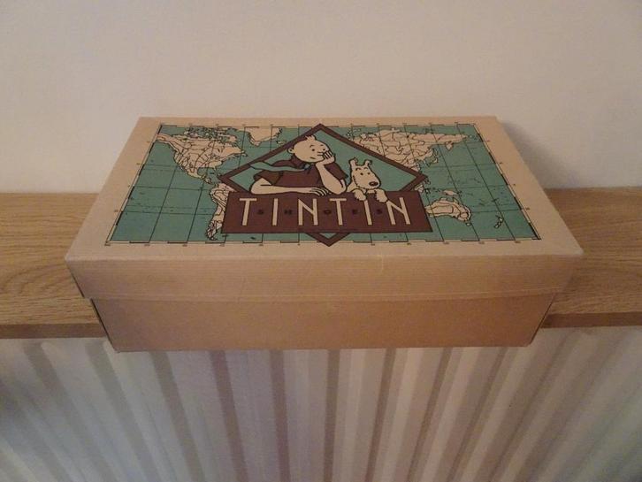 Boite à chaussure Tintin (vide), Collections, Personnages de BD, Utilisé, Image, Affiche ou Autocollant, Tintin, Enlèvement ou Envoi