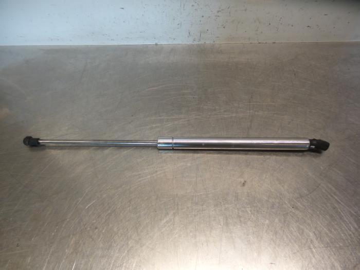 Gasdemper Motorkap links van een Volkswagen Polo (Polo 01-), Auto-onderdelen, Carrosserie, Volkswagen, Gebruikt, 3 maanden garantie