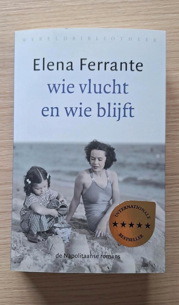 Elena Ferrante - Wie vlucht en wie blijft, Boeken, Literatuur, Zo goed als nieuw, Ophalen of Verzenden