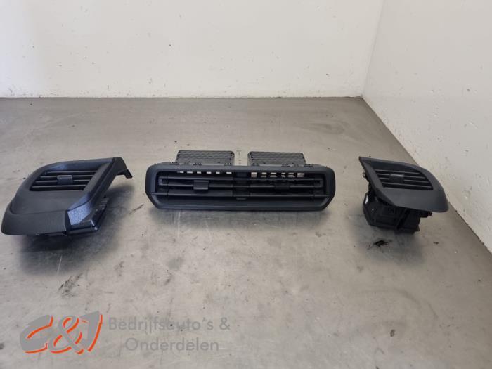 Grille aération tableau de bord d'un Toyota Pro-Ace, -, 3 mois de garantie, Toyota, Utilisé