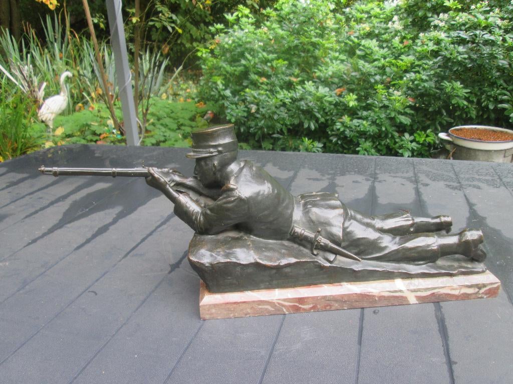 Beeld Brons Belgische soldaat liggend schietend met kepie, Ophalen