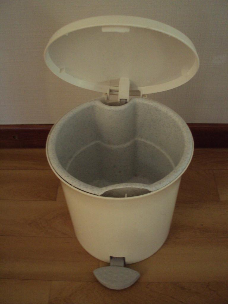 Wit pedaalemmertje in kunststof voor badkamer / Toilet, Ophalen