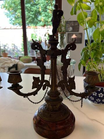 Set van 2 romantische kandelaars in brons op stenen voet beschikbaar voor biedingen