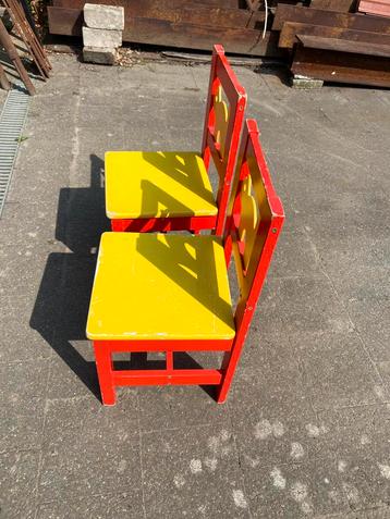 2 kinderstoelen en bijpassend geel-rood tafeltje beschikbaar voor biedingen