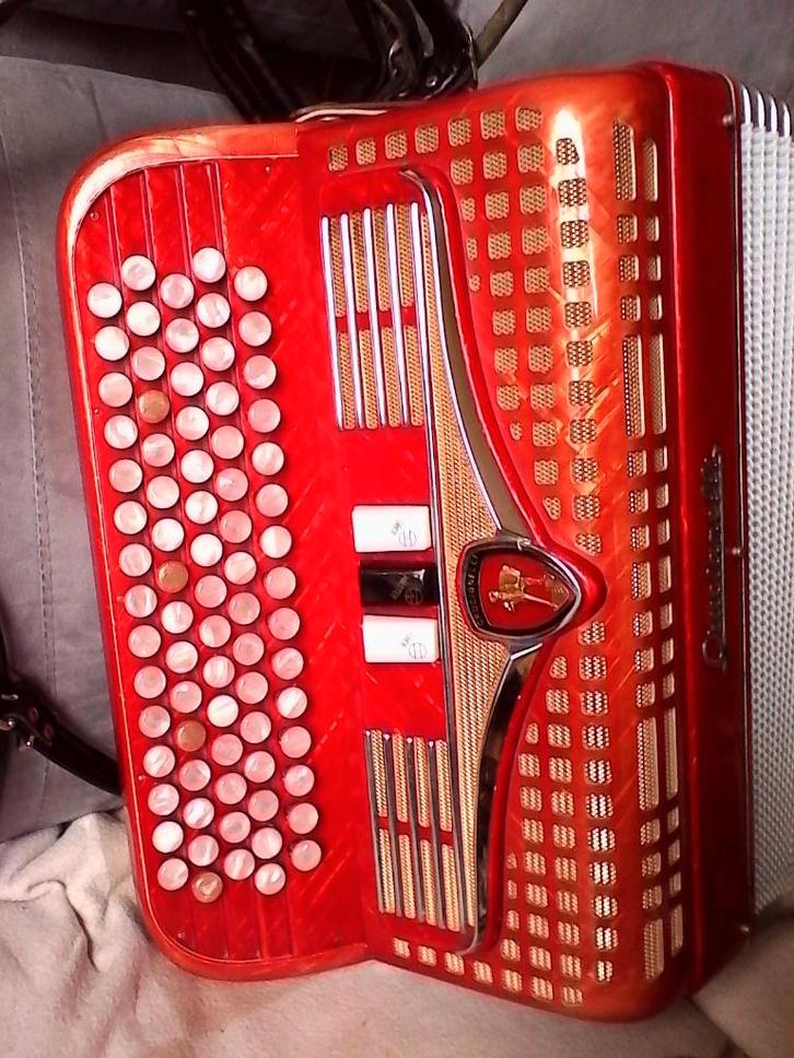 Accordeon, Muziek en Instrumenten, Accordeons, Gebruikt, Knopaccordeon, 120-bas, Overige merken, Met koffer, Met riemen, Ophalen of Verzenden