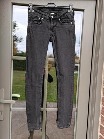 Zwarte jeans van H&M beschikbaar voor biedingen