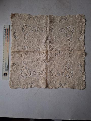 Sierdoek van eigenhandig gemaakt kant 2de helft 20ste eeuw beschikbaar voor biedingen