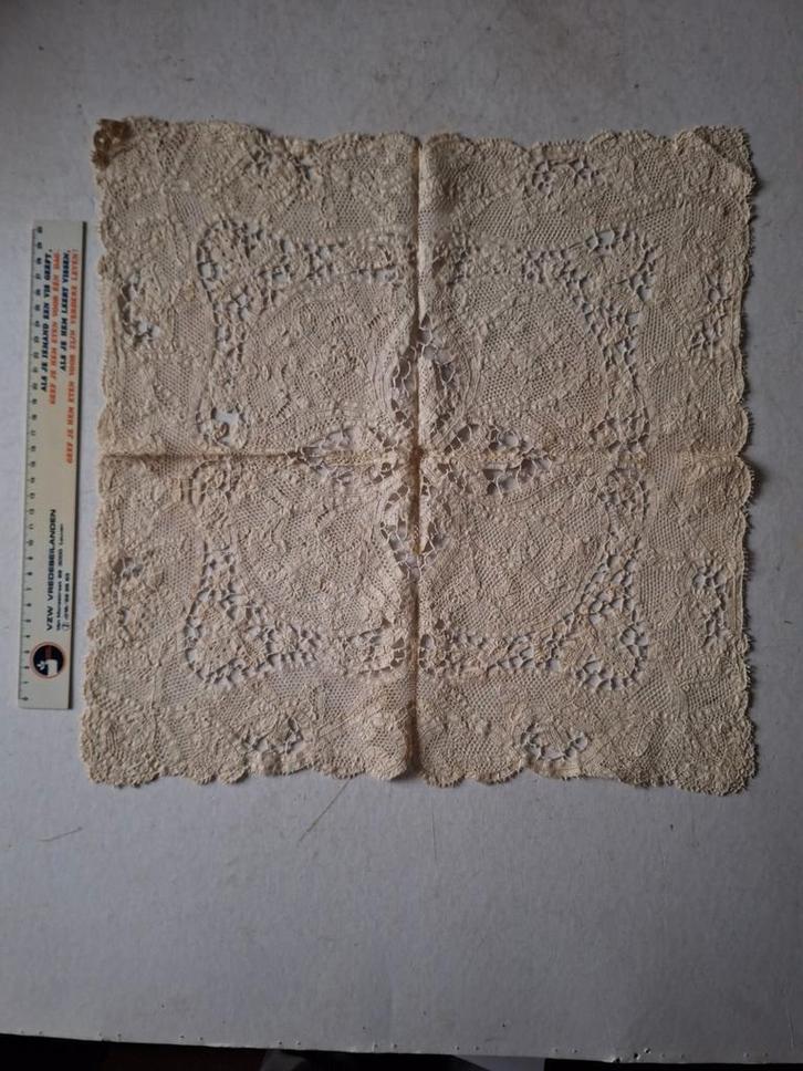 Sierdoek van eigenhandig gemaakt kant 2de helft 20ste eeuw, Antiek en Kunst, Antiek | Woonaccessoires, Ophalen of Verzenden