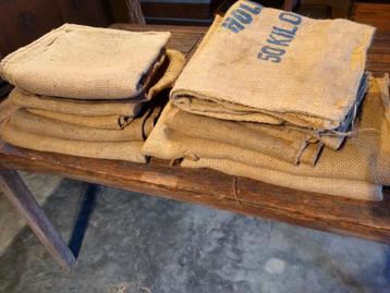 Antieke, grote jute zakken beschikbaar voor biedingen