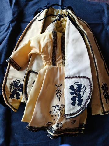 Vlaamse madonna, jurk en dubbele cape beschikbaar voor biedingen