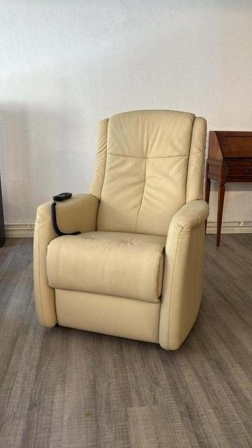 Elektrische relax met opstahulp, merk Hukla, kleur beige, Huis en Inrichting, Fauteuils, Nieuw, Leer, 75 tot 100 cm, 75 tot 100 cm