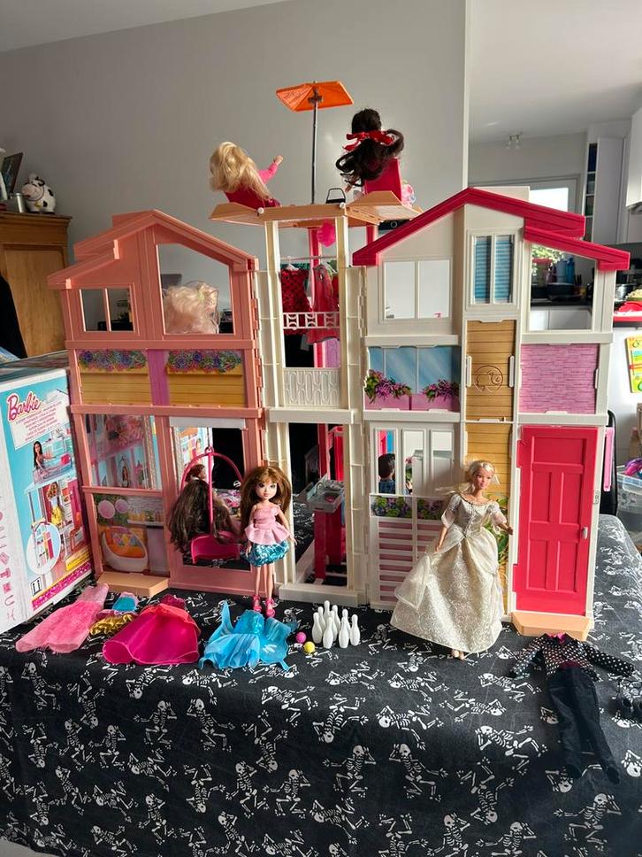 Barbie speelhuis met heel wat extras, Kinderen en Baby's, Speelgoed | Poppenhuizen, Gebruikt, Ophalen
