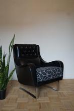 Zwarte similileer vintage zetel met chrome poten, Gebruikt, Stof, Ophalen of Verzenden