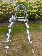 Intex zwembadladder (107cm) met voetenbadje, Ophalen, Zo goed als nieuw