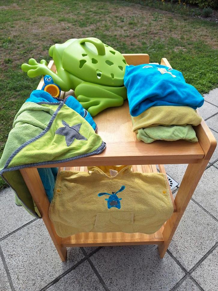 Degelijke houten verzorgingstafel met toebehoren, Kinderen en Baby's, Badjes en Verzorging, Standaard, Ophalen
