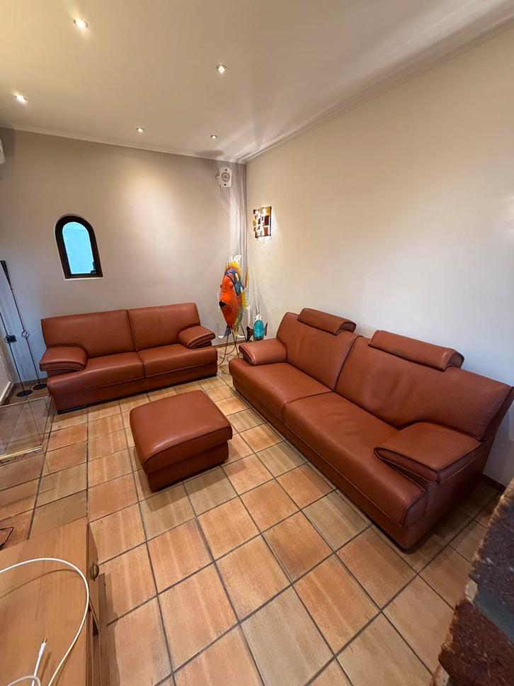 Woonkamer van echt leer — 2 banken + voetenbank, Huis en Inrichting, Zetels | Complete zithoeken, Zo goed als nieuw, Leer, Ophalen