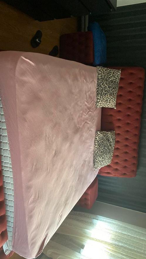Luxe bordeaux twee persoonsbed, Huis en Inrichting, Slaapkamer | Boxsprings, Zo goed als nieuw, Ophalen
