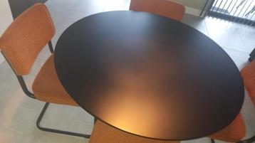 tafel beschikbaar voor biedingen