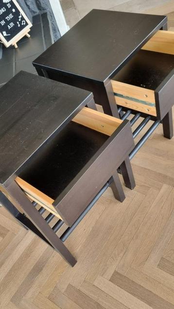 2 massief houten nachtkastjes beschikbaar voor biedingen