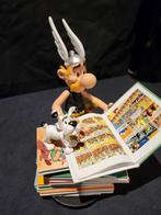 Asterix en Idéfix met een stapel Asterix stripboeken, Verzamelen, Ophalen of Verzenden, Asterix en Obelix, Nieuw, Beeldje of Figuurtje