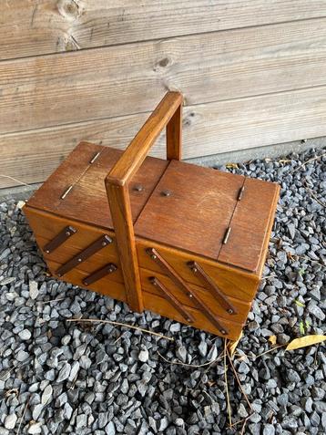 antieke naaikoffer beschikbaar voor biedingen