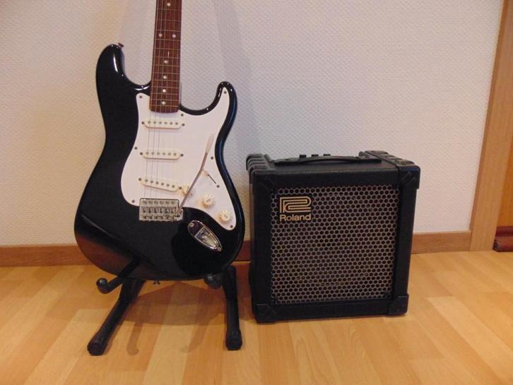 Gitaar Squier Affinity Stratocaster + AMP Roland Cube 15, Muziek en Instrumenten, Snaarinstrumenten | Gitaren | Elektrisch, Nieuw