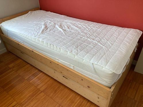 Houten éénpersoonsbed met extra logeerbed onderaan, Huis en Inrichting, Slaapkamer | Bedden, Ophalen