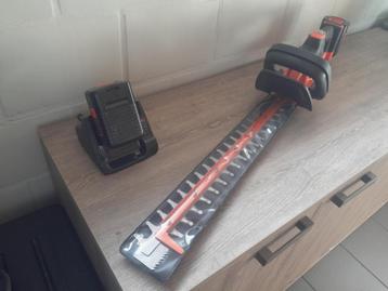 Black+Decker BCHTS36B Heggenschaar + 2 Batterijen + Lader, Ophalen, Zo goed als nieuw, Accu, Black&Decker