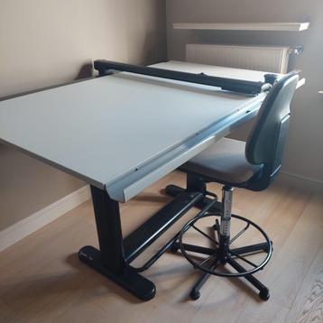 Tekentafel en bureaustoel  beschikbaar voor biedingen