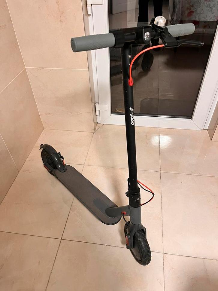 Trottinette électrique et zigo avec chargeur, Vélos & Vélomoteurs, Trottinettes, Comme neuf, Enlèvement ou Envoi