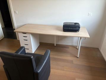 Grote bureau met ladekasten beschikbaar voor biedingen