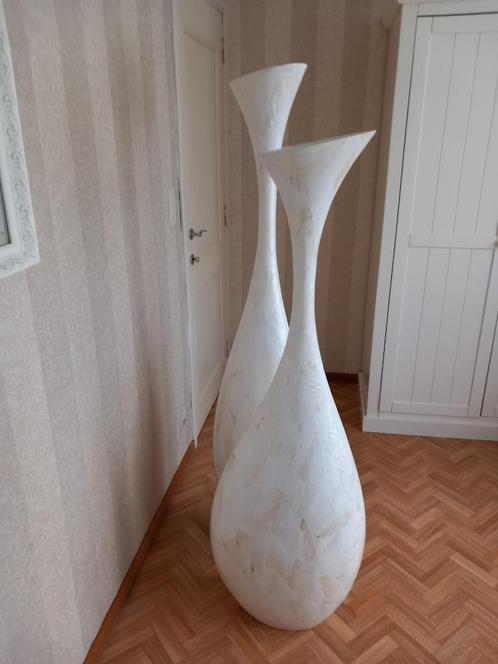 2 Grote glanzende witte vloervazen, Huis en Inrichting, Woonaccessoires | Vazen, Zo goed als nieuw, Wit, 75 cm of meer, Overige materialen
