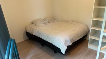 Boxspring 2-persoons zwart met uitstekende matras! beschikbaar voor biedingen