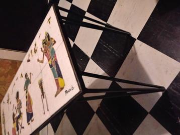 Kleine tafel met keramische straatstenen + smeedijzeren voet beschikbaar voor biedingen