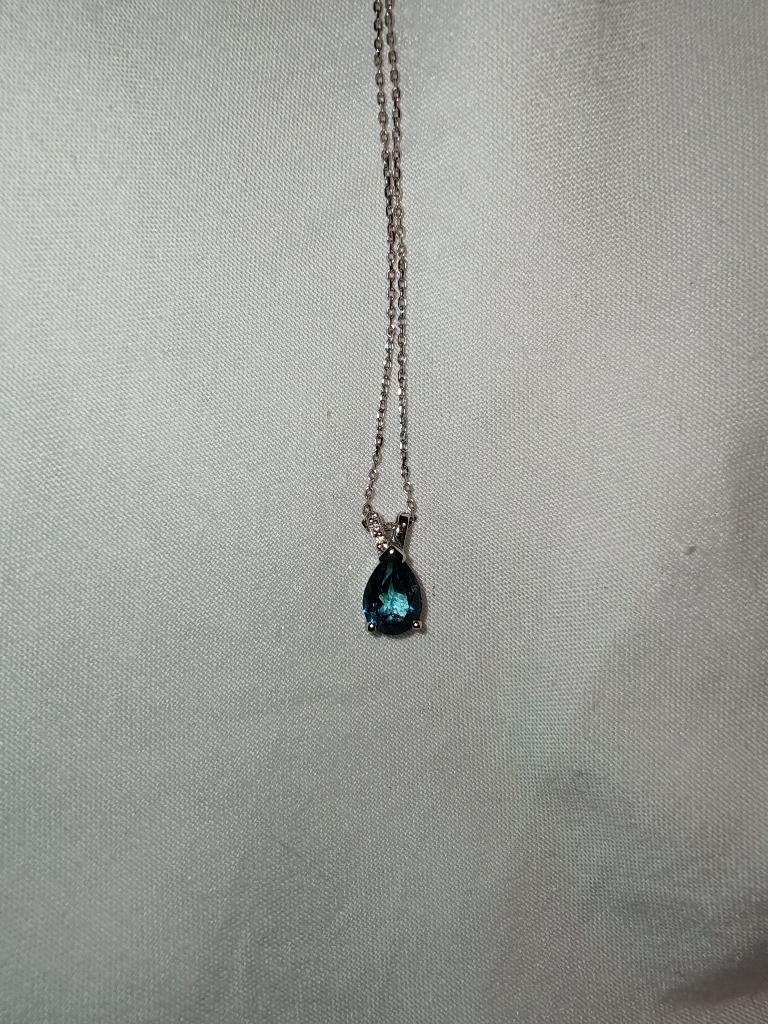 Collier en or blanc avec 3 petits diamants et topaze bleue, Bijoux, Sacs & Beauté, Colliers, Neuf, Enlèvement ou Envoi, Or, Avec pierre précieuse