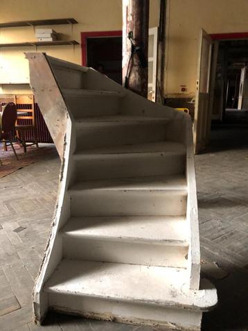 escaliers d'angle en bois beschikbaar voor biedingen