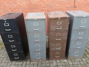 Oude brocante archiefkasten  beschikbaar voor biedingen