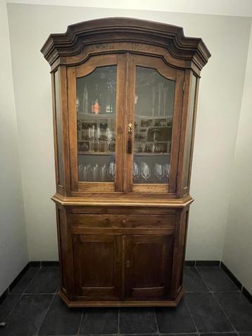 Antieke dressoirkast beschikbaar voor biedingen