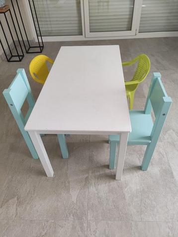 Tafel en stoelen voor kinderen