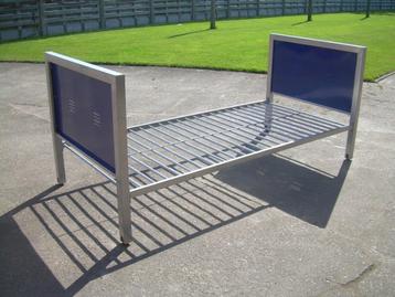 eenpersoonsbed 210 cm lang 96 cm breed beschikbaar voor biedingen