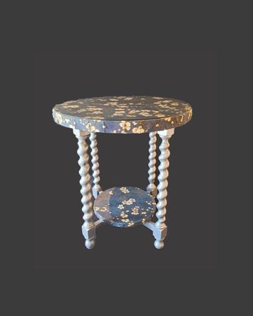 Table D'appoint Rénovée Avec Un Motif Floral Oriental disponible aux enchères